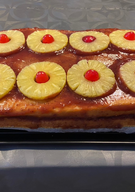 Una foto de Pastel de nata con cobertura de mermelada de fresa y piña natural