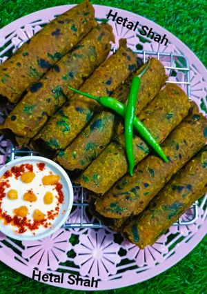 મેથી પાલક ના થેપલા (Methi Palak Thepla Recipe In Gujarati) રેસીપી મુખ્ય ફોટો
