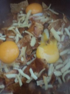 Una foto de Chilaquiles de chile cascabel con pulque y huevos Martín