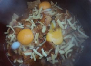 Una foto de Chilaquiles de chile cascabel con pulque y huevos Martín