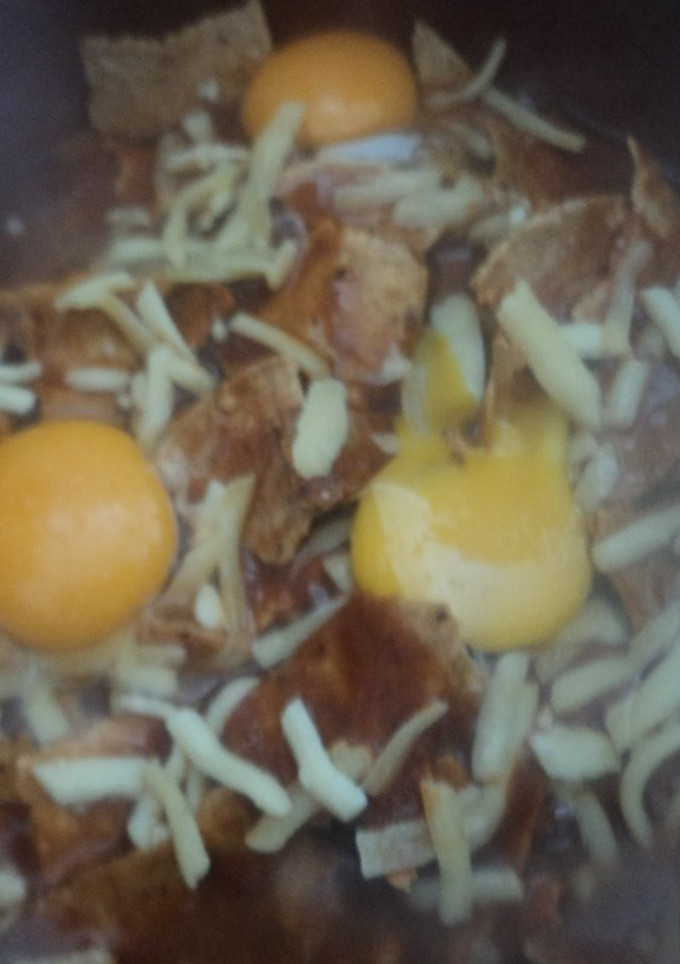 Una foto de Chilaquiles de chile cascabel con pulque y huevos Martín