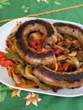 Saucisse au couteau aux poivrons tricolores, tomates et oignon marinés