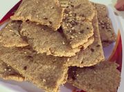 Una foto de crackers integral
