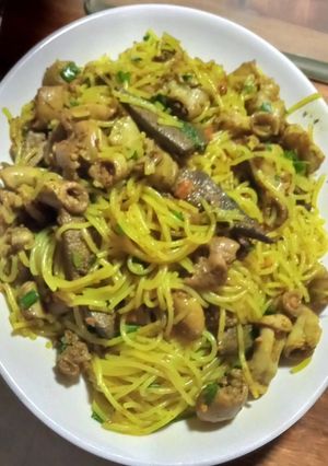 Hình của món Bún nghệ xào lòng.
