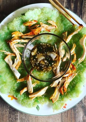 Hình của món Xôi cốm chiên ăn với ức gà xé.