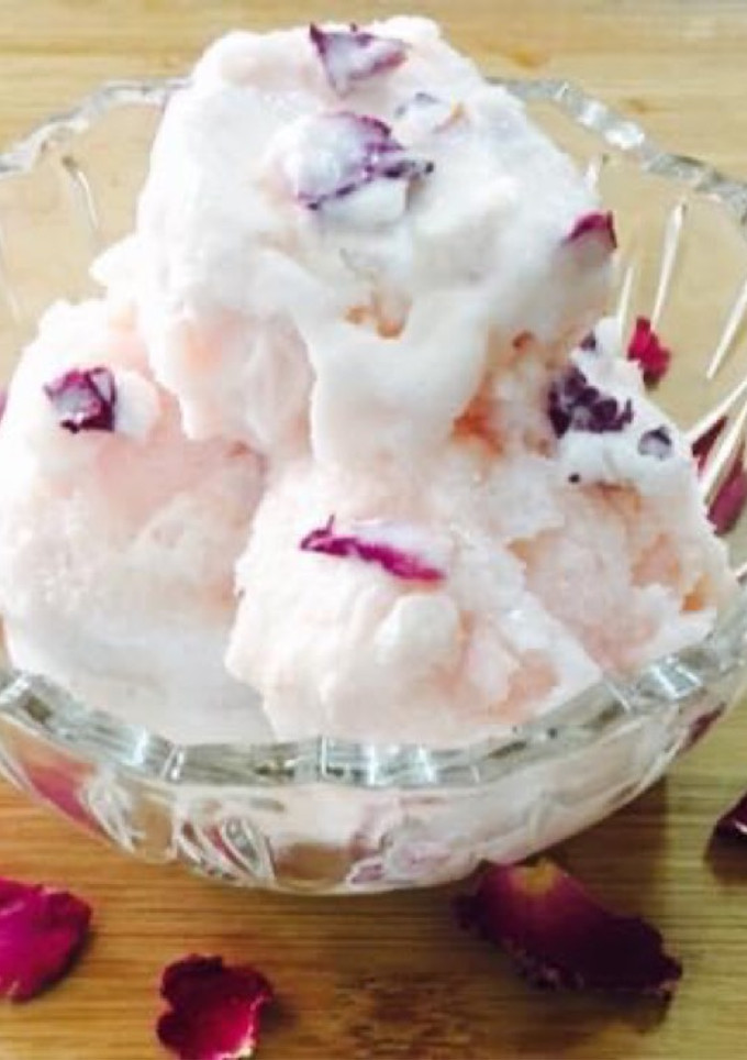 રોઝ કોકોનટ આઈસ્ક્રીમ (Rose Coconut Icecream Recipe In Gujarati) રેસીપી મુખ્ય ફોટો