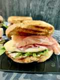 Sándwich de jamón y pera con queso cremoso de ajo negro