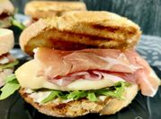 Una foto de sandwiches de rúcula