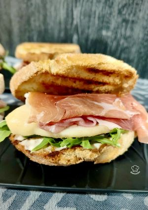 Una foto de Sándwich de jamón y pera con queso cremoso de ajo negro