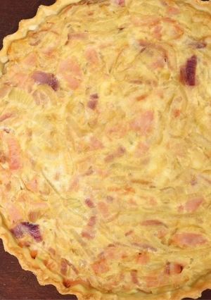 Una foto de Tarta de cebolla, jamón y queso