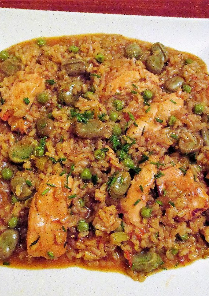 Una foto de Arroz caldoso con pechuga de pollo, habas y guisantes congelados