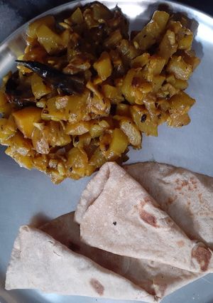 लौकी आलू की सूखी सब्जी (कम मसलो वाला) रेसिपी मुख्य फोटो