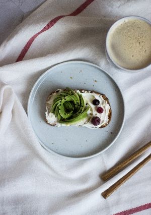 Una foto de Tostada con aguacate 🥑