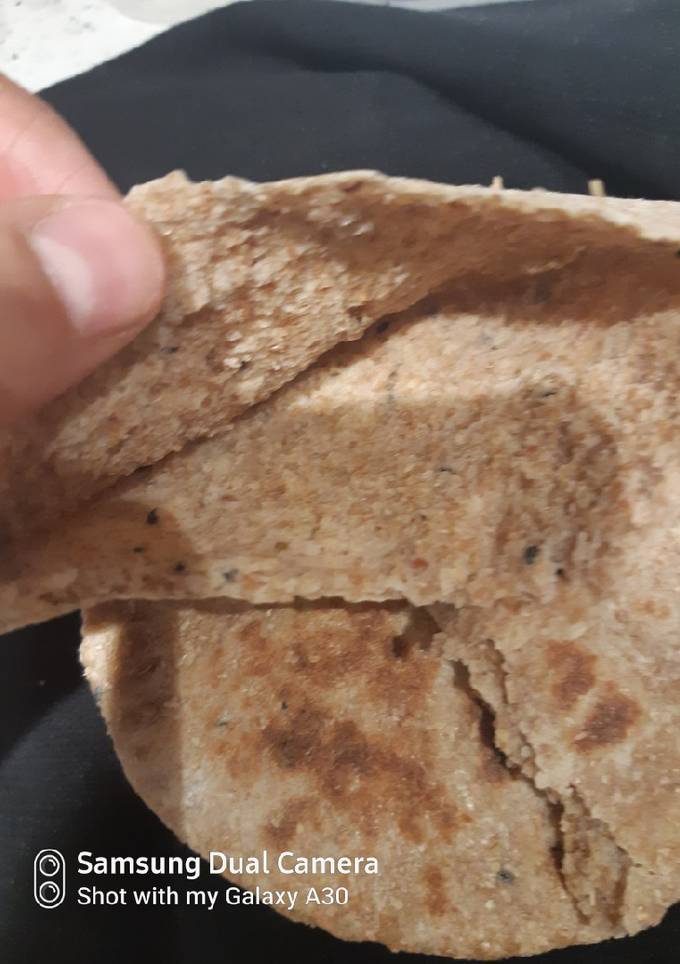 صورة الخبز العربي بالدقيق الأسمر والخميرة البلدية