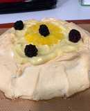 Pastel de merengue bajo en azúcar con crema de naranja