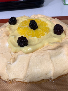 Una foto de Pastel de merengue bajo en azúcar con crema de naranja