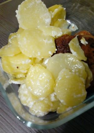 Tepsis tejfölös krumpli köretként recept fotója