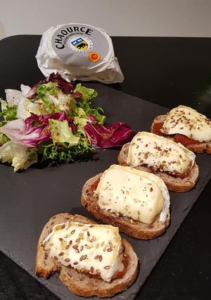 Une photo de Bruschetta fromage /salade
