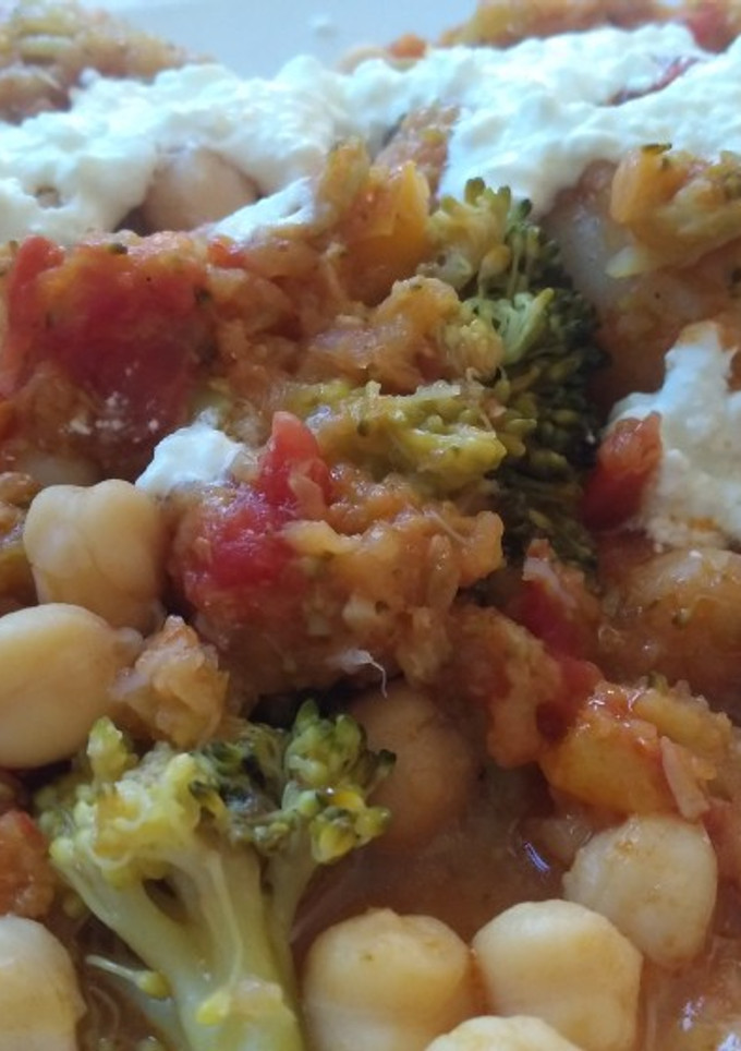 Una foto de Bacalao con pisto y garbanzos gourmet