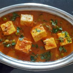 A picture of Matar paneer gravy.