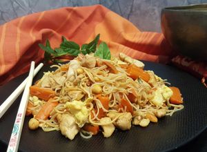 Une photo de Pad thaï au poulet et aux carottes