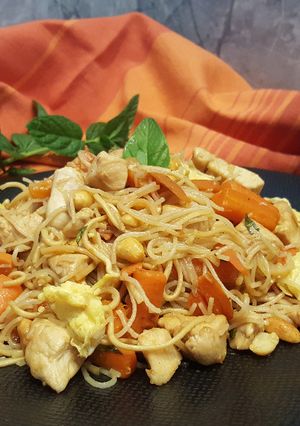 Une photo de Pad thaï au poulet et aux carottes