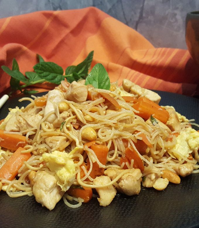 Une photo de Pad thaï au poulet et aux carottes