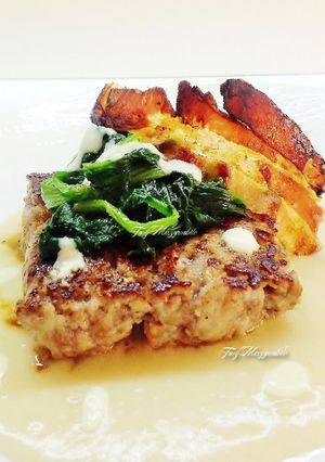 Foto di Burger di tastasale su salsa di pane, spinaci e cremoso di fontina