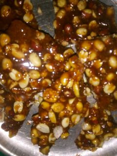 शेंगदाणे गुळ पापडी (shengdane gud papdi recipe in marathi) रेसिपी चे मुख्य फोटो