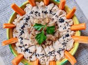 Una foto de hummus cebolla