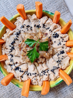 Una foto de Hummus de garbanzos de lata con cebolla caramelizada sin azúcar 🧅🧅