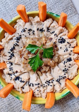 Una foto de Hummus de garbanzos de lata con cebolla caramelizada sin azúcar 🧅🧅