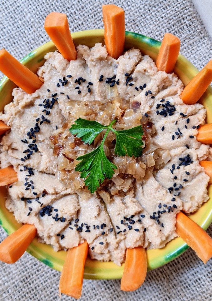 Una foto de Hummus de garbanzos de lata con cebolla caramelizada sin azúcar 🧅🧅