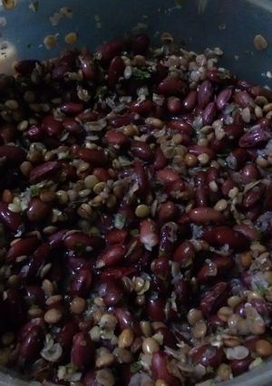 Una foto de Ensalada de porotos colorados y lentejas