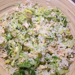Una foto de Ensalada de arroz y pollo asado