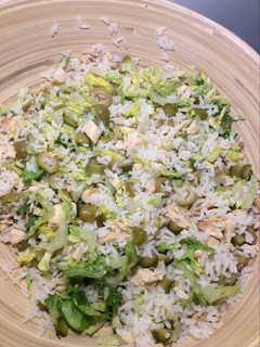 Una foto de Ensalada de arroz y pollo asado