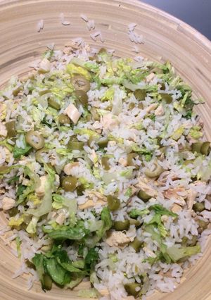 Una foto de Ensalada de arroz y pollo asado