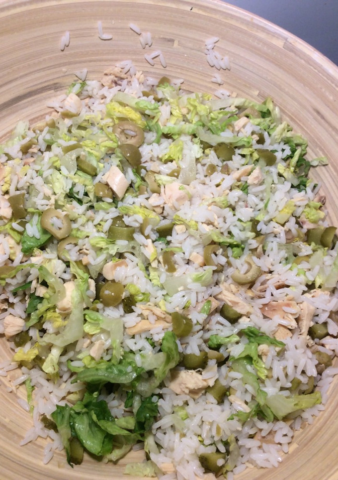 Una foto de Ensalada de arroz y pollo asado