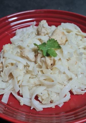 A picture of Chicken Alfredo.