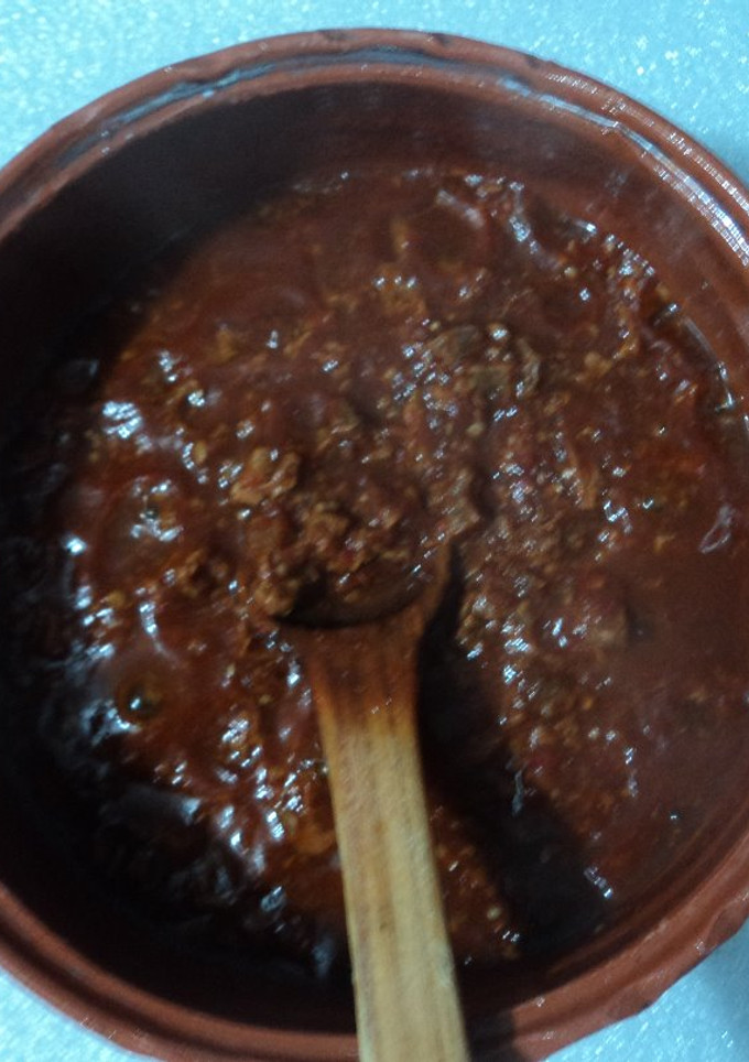 Una foto de Chicharrón prensado en salsa de chile cascabel y cerveza