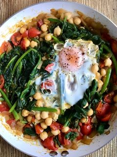 Una foto de Sartén de espinacas, garbanzos y cherrys