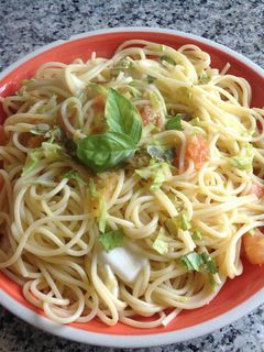 Una foto de Pasta con verduras y mozzarella