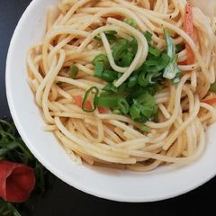 A picture of Fried veggies sphagetti.