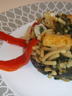 Una foto de Timbal de fideuá con bacalao y espinacas