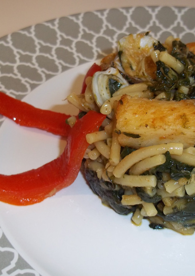 Una foto de Timbal de fideuá con bacalao y espinacas