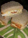 Sandwich de huevo y tomate