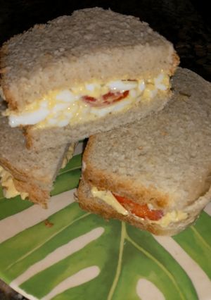 Una foto de Sandwich de huevo y tomate