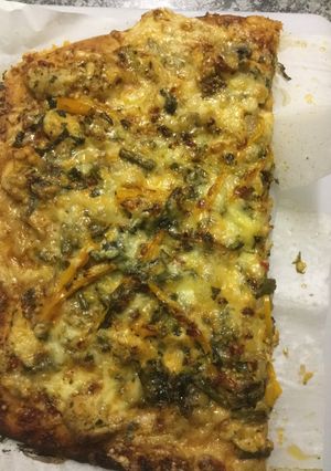 A picture of Spicy Chicken pizza using bread machine for dough.