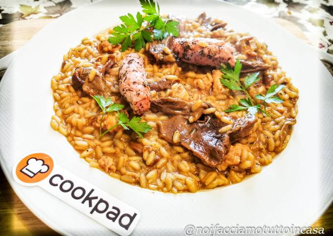 Modo semplice a Preparare Ultimate Risotto con Funghi Porcini e Salsiccia