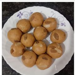 Besan ladoos A picture of Besan ladoos.